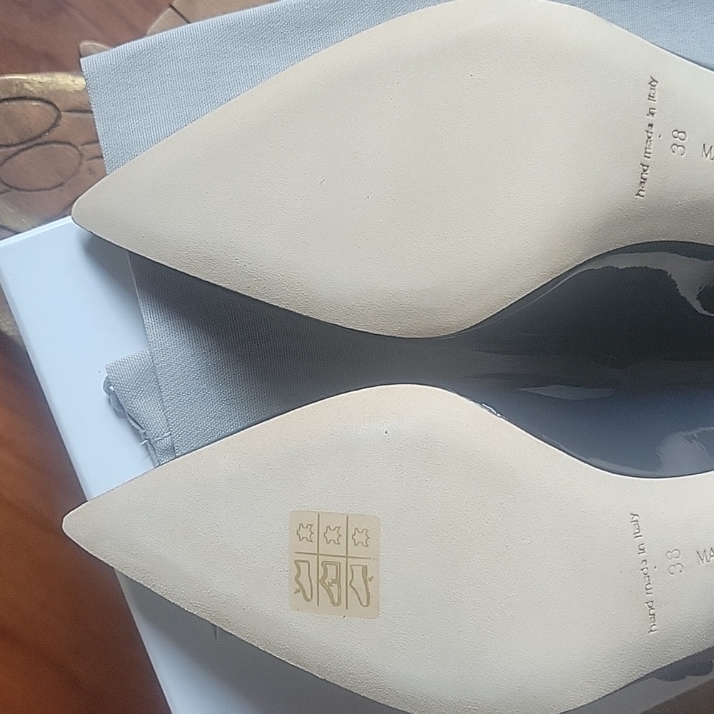 Unworn, Manolo Blahnik Patent Navy Blue Mary Jane Heels Size EU38. - Picture 8 of 10